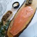 Découpe d'une bande de saumon crème de raifort